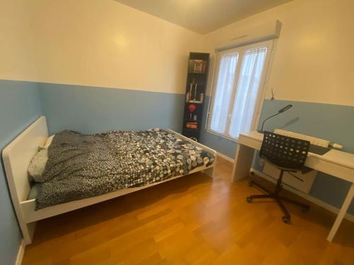 ein Schlafzimmer mit einem Bett, einem Schreibtisch und einem Stuhl in der Unterkunft Maison 4 CHAMBRES St Pierre du Perray, France in Saint-Pierre-du-Perray