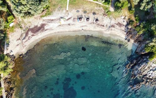 una vista aérea de una piscina de agua en una playa en The Yellow Houses, en Agios Nikolaos