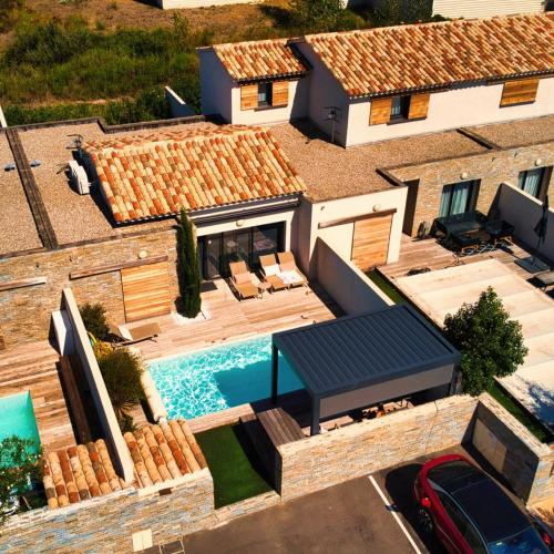 une vue aérienne d'une maison avec piscine dans l'établissement Villa HOME HOLIDAY à Cala Rossa, à Lecci