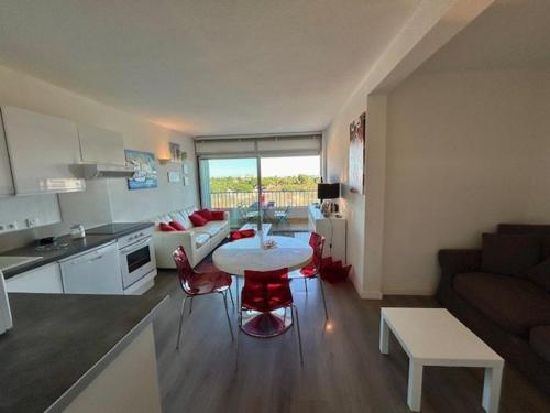 une cuisine et un salon avec une table dans la chambre dans l'établissement Appartement T2 rénové, proche plage, parking sécurisé - FR-1-388-154, à Argelès-sur-Mer