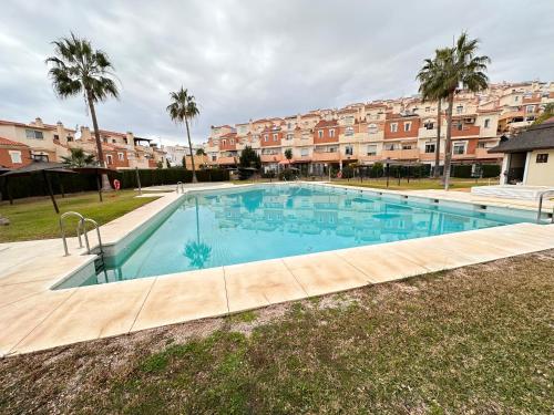 uma grande piscina em frente a um edifício em La Bella escondida piscina golf solarium em Málaga