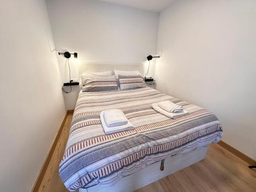 duże łóżko w pokoju z dwoma lampami w obiekcie La Bella escondida piscina golf solarium w Maladze