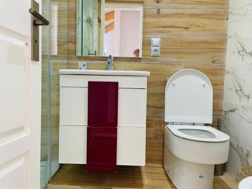 La salle de bains est pourvue de toilettes et d'un lavabo. dans l'établissement Ksar Rimal par IMMO MARINA Vacances de Rêve G, à Marina Smir