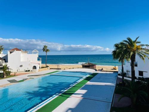 - une piscine avec vue sur la plage dans l'établissement Ksar Rimal par IMMO MARINA Vacances de Rêve G, à Marina Smir