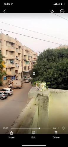 vistas a una calle de la ciudad con edificios en DDA LIG FLAT en Gurgaon