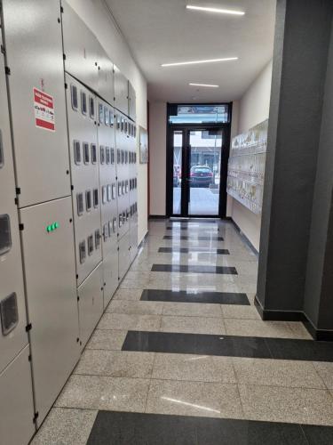 un pasillo vacío con taquillas en un edificio en Studio App Bulevar - free parking, en Sarajevo
