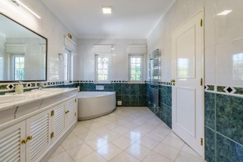 Un baño de Alcore Luxury Golf Villa at Alto Golf Alvor