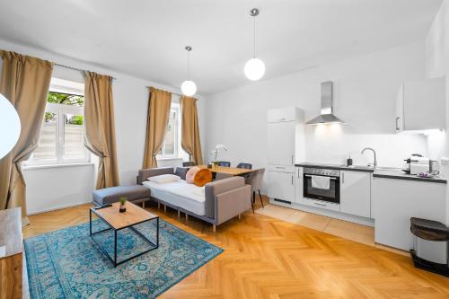 een woonkamer met een bank en een tafel bij Vienna Chic Residences #Cozy Suite in Wenen