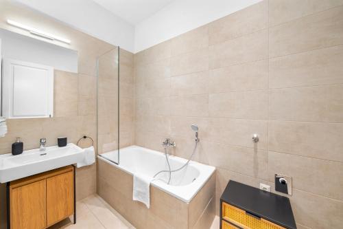 een badkamer met een wastafel en een bad bij Vienna Chic Residences #Cozy Suite in Wenen
