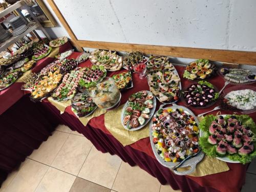 a table with a bunch of different types of food at Harmont Montis- dawna Zającówka- IDEALNA lokalizacja - leśna enklawa w centrum miasta! Sauna, masaże, zabiegi spa! in Szklarska Poręba