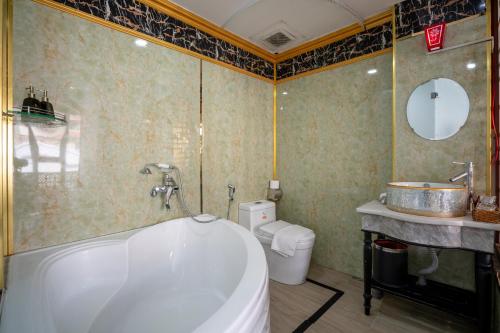 y baño con bañera, aseo y lavamanos. en Zen Dream Home by Sazi, en Ho Chi Minh
