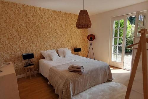 En eller flere senge i et værelse på Villa au calme avec grande piscine