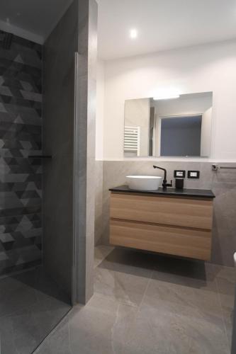 a bathroom with a sink and a mirror at Abete rosso in Tesero