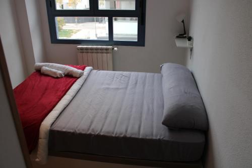 1 cama en la esquina de una habitación en Reverdecer 2 en Madrid