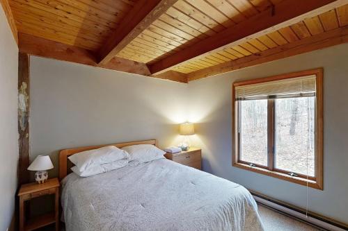 מיטה או מיטות בחדר ב-Trail's End