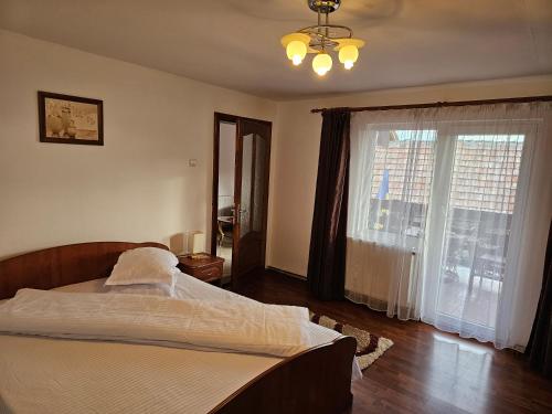 Un pat sau paturi într-o cameră la Vila Vlăduț