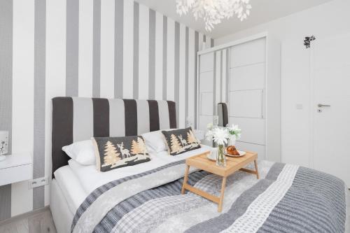 Un pat sau paturi într-o cameră la Cozy Apartment Gdańsk Morena Rakoczego by Rent like home