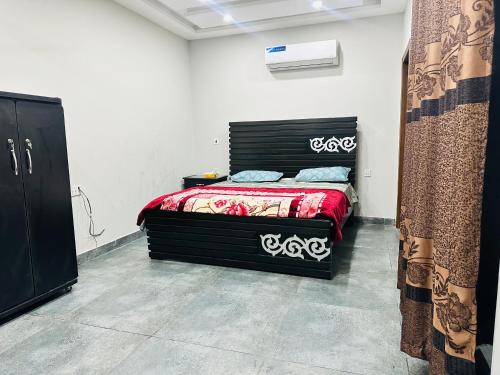 ein Schlafzimmer mit einem großen Bett in einem Zimmer in der Unterkunft AS Plaza in Gujrānwāla