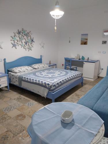 sypialnia z łóżkiem, stołem i kanapą w obiekcie B&B LA COLIMENA w mieście Torre Colimena