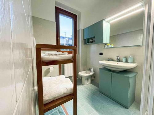 ein Bad mit einem Waschbecken und einem WC in der Unterkunft GG's Home in Seveso