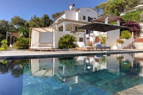 une villa avec piscine et une maison dans l'établissement Le Domaine VDH à Saint-Paul de Vence, à Saint-Paul-de-Vence