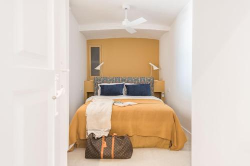 - une chambre avec un lit doté d'une tête de lit bleue dans l'établissement Casa Sa Sal _ Costa Brava, à Begur