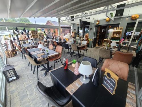 - une vue de tête sur un restaurant avec des tables et des chaises dans l'établissement Bungalow Belle Vue en Tiny-house - Camping International - Bomal - Durbuy, à Durbuy