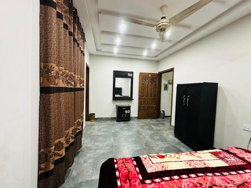 1 dormitorio con 1 cama en una habitación en AS Plaza, en Gujrānwāla