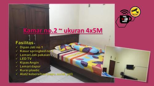 um poster de um quarto com uma cama num quarto em Kost Cendana em Kudus