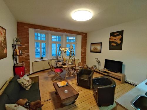 una sala de estar con un sofá y una mesa en Altstadtblick Altenburg, en Altemburgo