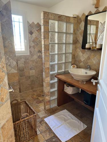 une salle de bain avec un lavabo et une douche dans l'établissement Casa blu imperiale, à Lecci