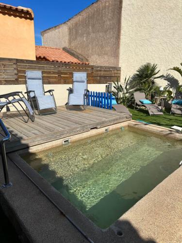 - une piscine avec deux chaises et une terrasse avec une piscine dans l'établissement Casa blu imperiale, à Lecci
