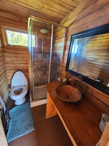een badkamer met een toilet en een wastafel bij Cabaña Familiar in Compu