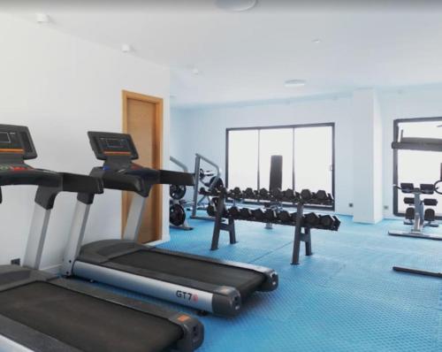 a gym with several treadmills and cardio machines at Appartement F4 meublé à Dakar in Dakar