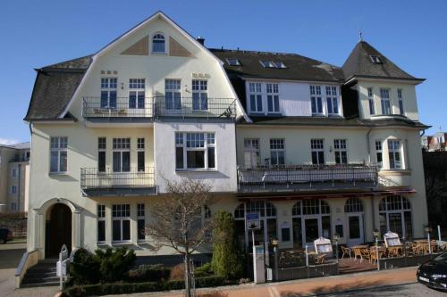 赛巴特班森Villa Malve Hinterhaus的一间大型白色房子的一侧设有阳台