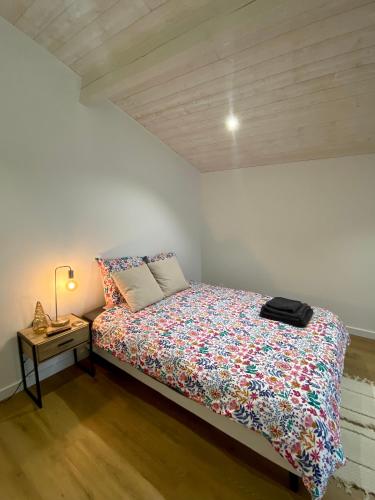 利布爾訥的住宿－Chambre d’hôtes~Château Austerlitz，一间小卧室,配有床和床头柜