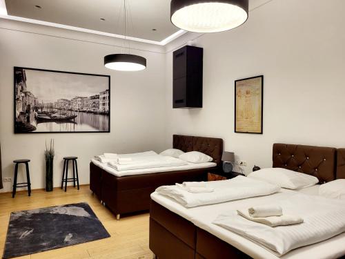 two beds in a room with two bedsvisor at City Apartment Schotten Vienna in Vienna