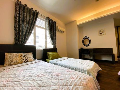 a bedroom with a bed and a window at Shamrock Breeze Villa 2: Coastal Haven for 25 Guests in Batu Ferringhi