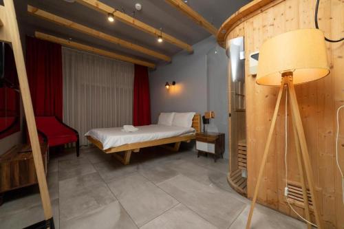 ein Schlafzimmer mit einem Bett und einer Lampe in der Unterkunft Hotel Gloria KS in Pristina