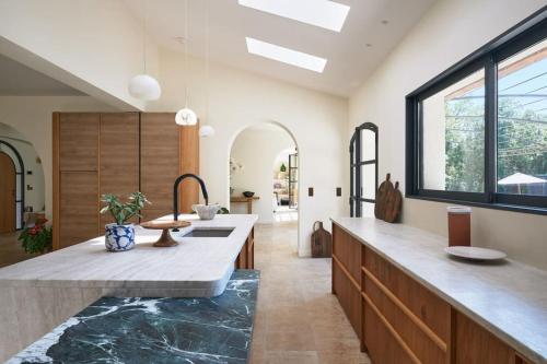 - une cuisine avec un grand comptoir et un évier dans l'établissement Le clos d'allegre, à La Colle-sur-Loup