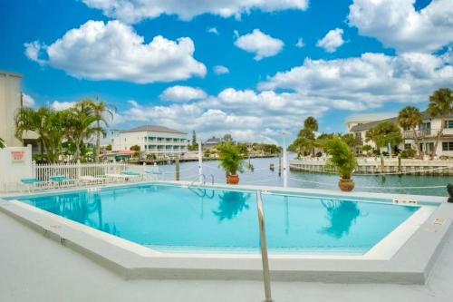einen Pool in einem Resort mit blauem Himmel in der Unterkunft Where the Sun Meets the Water in St Pete Beach