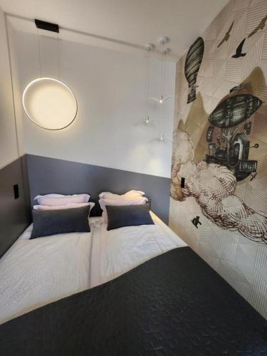 um quarto com duas camas e um quadro na parede em CityCenterApartments/KSS2 em Bielsko-Biala