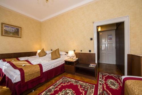 Un pat sau paturi într-o cameră la Hotel Tisza és Thermálfürdő