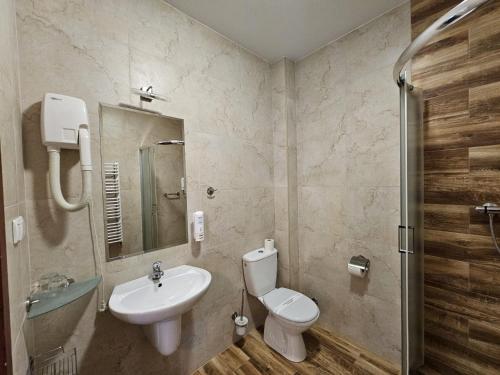 uma casa de banho com um lavatório, um WC e um chuveiro em Restauracja Hotel Imperial em Jasło