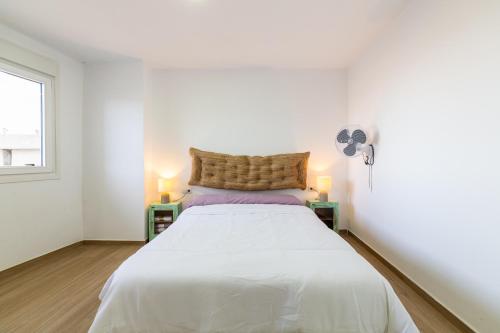 Un dormitorio blanco con una cama y una ventana. en AlmeriaSuite Mojacar Roca, en Mojácar