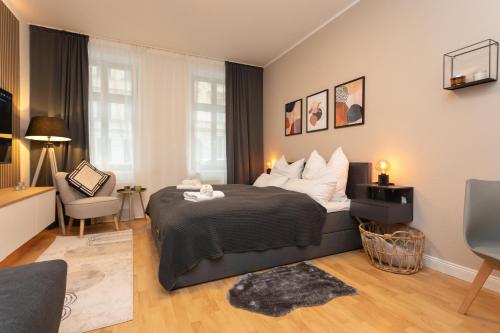 una camera con letto e sedia di City-Appartment im Bachhviertel a Lipsia