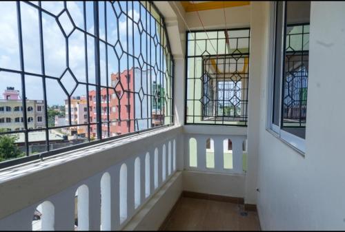 Habitación con ventanas y vistas a la ciudad. en Hide Out Homes, en Mombasa