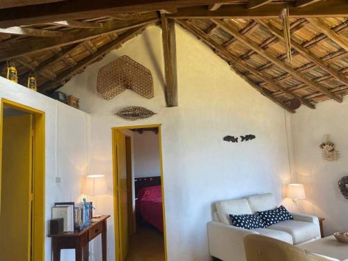 - un salon avec un canapé et un lit dans l'établissement Casa del Artista, Ilha Grande Araçatiba, à Angra dos Reis