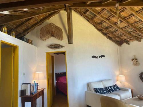 a living room with a couch and a bed at Casa del Artista, Ilha Grande Araçatiba in Praia de Araçatiba