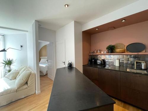 une cuisine avec un comptoir et un salon dans l'établissement Marais - Bright one-bedroom decorated with taste, à Paris